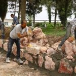 17-mezarlikta-tas-duvar-ve-tel-cit-yapiliyor-aWhbYeVu.jpg