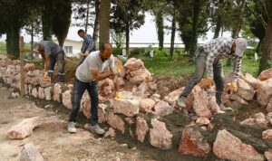 17-mezarlikta-tas-duvar-ve-tel-cit-yapiliyor-aWhbYeVu.jpg