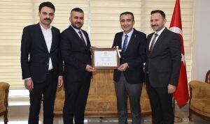 31-mart-yerel-secimlerinde-milliyetci-hareket-partisinden-yeniden-belediye-baskani-secilen-savas-kalayci-mazbatasini-3pEeqG3q.jpg