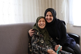 92-yasindaki-neriman-teyzeye-duygu-dolu-dogum-gunu-surprizi.jpg