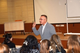 adapazari-belediye-baskani-isiksu-mezun-oldugu-fakultede-ogrencilerle-bulustu.jpg