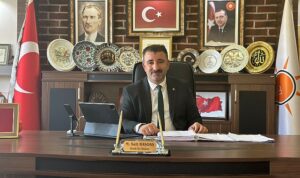 ak-parti-konak-ilce-baskani-basdastan-cagri-konak-belediyesinin-borc-pankartini-asin-R4wcGVUl.jpg
