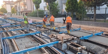 alikahya-tramvayinda-ray-betonlari-dokuluyor.jpg