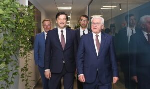 almanya-cumhurbaskani-frank-walter-steinmeier-dhl-express-turkiyenin-istanbul-havalimanindaki-operasyon-merkezini-ziyaret-etti-eIV6pICX.jpg