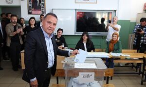 antalya-buyuksehir-belediye-baskani-muhittin-bocek-oyunu-kullandi-M2nz9DrL.jpg