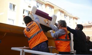 antalya-buyuksehir-sel-bolgesindeki-vatandaslarin-yaninda-BZTk8NBp.jpg
