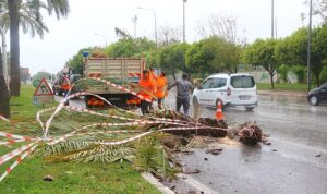 antalya-buyuksehirde-1200-personel-firtinada-hazir-bekledi-jcMcx748.jpg
