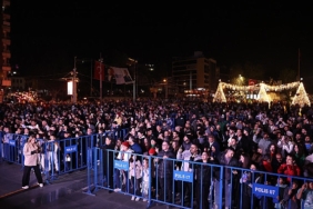 antalyalilar-yeni-yil-coskusunu-cumhuriyet-meydaninda-yasadi.jpg