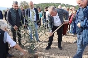 ataturkun-vasiyeti-urlada-hayata-gecti-zeytin-koleksiyon-bahcesinde-ilk-fidan-dikimi.jpg