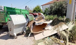 ayvalik-belediyesi-bayram-tatilinde-yaklasik-15-bin-ton-cop-topladi-16YVUPGA.jpg