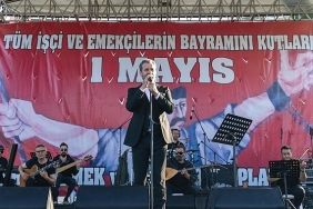 baskan-abdullah-ozyigit-1-mayista-emekcilerle-yurudu.jpg