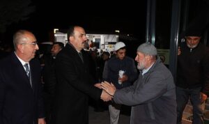 baskan-altay-iftar-oncesi-ve-teravih-sonrasi-konyalilarla-bulustu-jyTf4mVx.jpg