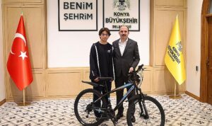baskan-altay-ornek-davranisiyla-sosyal-medyada-buyuk-begeni-toplayan-liseli-gencle-bulustu-O85hqWa4.jpg