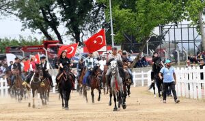 baskan-aydin-at-ustunde-halki-selamladi-akWh6G9H.jpg