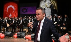 baskan-bocek-sevda-turkuleri-konserini-izledi-7Hnk9JFj.jpg