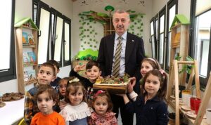 baskan-buyukakin-lokomotif-koyde-cocuklarla-bulustu-eTiMTteC.jpg