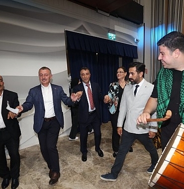 Başkan Büyükakın, Vanlıların halayına katıldı:  “Biz birlikte Türkiye’yiz”