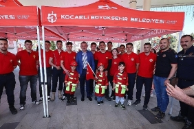 baskan-buyukakina-cocuklardan-sevgi-seli.jpg