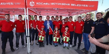baskan-buyukakina-cocuklardan-sevgi-seli.jpg