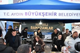 baskan-cercioglu-ataturk-kent-meydaninda-kurulan-iftar-sofrasinda-vatandaslarla-bir-araya-geldi.jpg