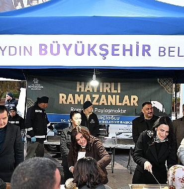 baskan-cercioglu-ataturk-kent-meydaninda-kurulan-iftar-sofrasinda-vatandaslarla-bir-araya-geldi.jpg