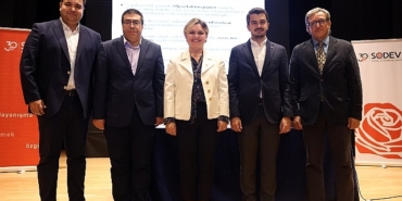 baskan-guner-sosyal-demokrasi-ve-turkiye-paneline-katildi.jpg
