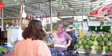 baskan-hatice-gencay-mavisehir-halk-pazarini-ziyaret-etti.jpg
