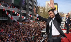 baskan-huseyin-can-guner-secim-zaferini-cankayalilarla-kutladi-5t7MyMth.jpg