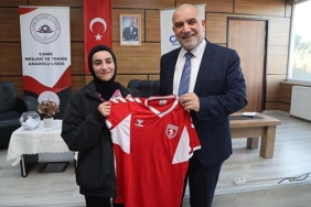 baskan-ibrahim-sandikci-ogrencilere-bulustu.jpg