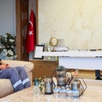 baskan-ibrahim-sandikcidan-yagmura-aldiris-etmeden-calisan-isciye-odul.jpg