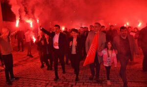 baskan-kirgoz-baba-ocagi-salihlere-1300-aracli-konvoyla-cikarma-yapti-KM77l5CX.jpg