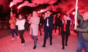 baskan-kirgoze-dede-ocagi-kiratlida-zeybek-surprizi-Zehe37Jx.jpg