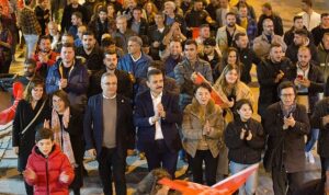 baskan-kirgozun-ev-ziyareti-mitinge-donustu-6Cnt8rPx.jpg