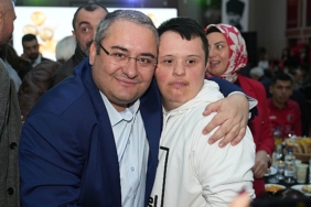 baskan-ozarslan-soz-verdi-yeni-yili-ozel-bireylerle-kutladi.jpg