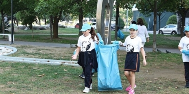baskan-sadi-ozdemir-ogrencilerle-parkta-temizlik-yapti.jpg