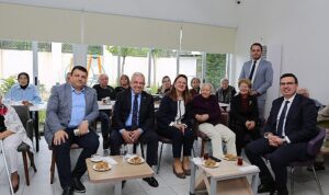 baskan-sadi-ozdemirden-huzurevindeki-annelere-surpriz-ziyaret-TABKuLdW.jpg