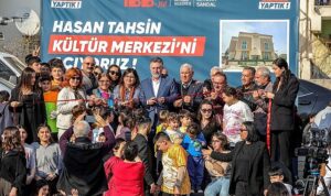 baskan-sandal-basimiz-dik-alnimiz-ak-fNwqTyhX.jpg