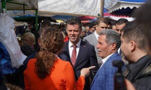 baskan-sarikurt-ve-yuceer-secim-calismalarina-devam-ediyor-7wfikeNV.jpg