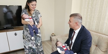 baskan-sezerden-ikiz-bebeklere-hos-geldin-surprizi.jpg