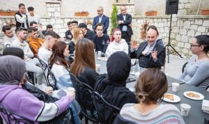 baskan-soyer-bucada-24-saat-yasayan-kutuphanede-genclerle-bulustu-qqJOc7fE.jpg