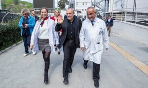 baskan-soyer-saglik-calisanlarinin-bayramini-kutladi-5CSCu79O.jpg