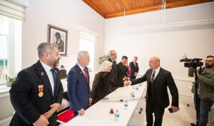baskan-soyer-sehit-aileleri-ve-gazi-derneklerinin-temsilcilerini-agirladi-sizler-icin-ne-yapsak-az-6Cgbmq1j.jpg