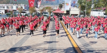 baskan-topaloglundan-430-dansci-karsisinda-zeybek.jpg