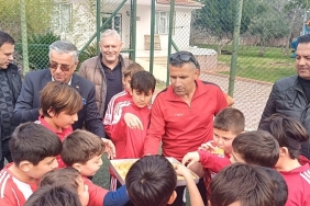 baskan-topaloglundan-gelecegin-futbolcularina-baklava-jesti.jpg