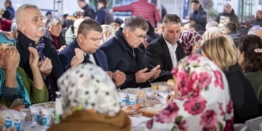baskan-tugay-bayindirlilarla-ayni-sofrada-bulustu-gercek-zenginlik-bir-arada-olabilmek.jpg