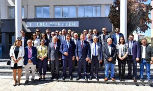 baskan-tugay-bayramin-ilk-gunu-urla-ve-cesmede-yurttaslarla-bulustu-uSpF79nm.jpg