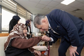 baskan-tugay-huzurevi-sakinleriyle-bayramlasti.jpg