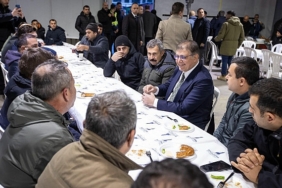 baskan-tugay-santiyede-buyuksehir-belediyesi-emekcileriyle-bulustu-namusumuzla-butun-gayretimizle-izmir-icin-calismaya-devam-edecegiz.jpg