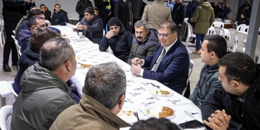baskan-tugay-santiyede-buyuksehir-belediyesi-emekcileriyle-bulustu-namusumuzla-butun-gayretimizle-izmir-icin-calismaya-devam-edecegiz.jpg