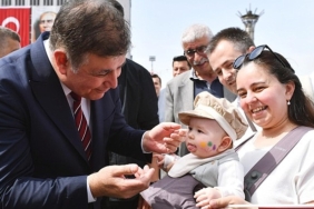 baskan-tugay-vadetti-uyguladi-yuzler-guldu-izmirli-kadinlarin-anne-kart-mutlulugu.jpg